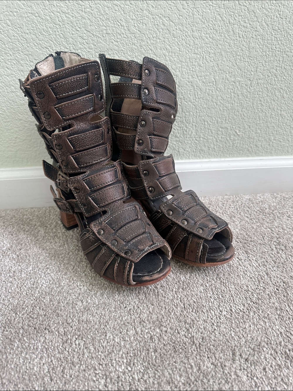 FREEBIRD Zane Distressed Black Sandal size 7